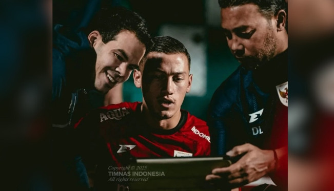 Jay Idzes bersama asisten pelatih Timnas Indonesia. [Instagram]